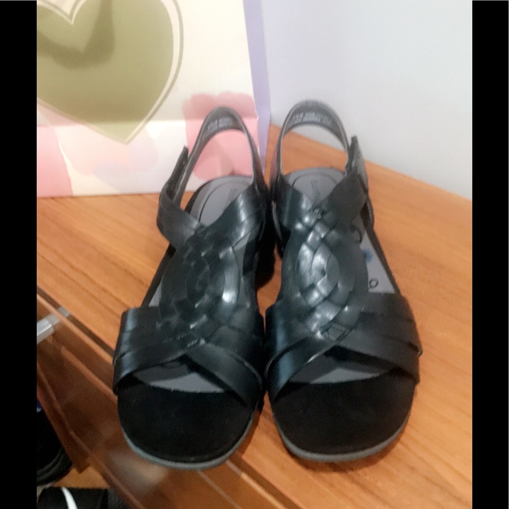 Baretraps Flat Sandals, Black color size 8.5